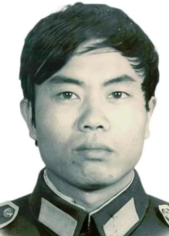 1987年，一缉毒民警，以回族老板身份打入毒贩内部，吃饭时，毒贩突然夹起一块猪肉