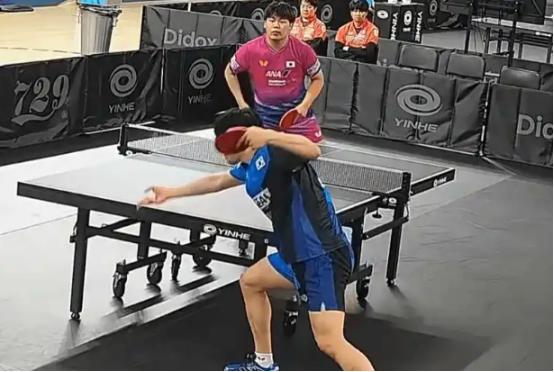 乒乓赛场炸出大冷门！日本天才少年被剃光头，三局脆败全程梦游，决胜时刻眼神都散了，