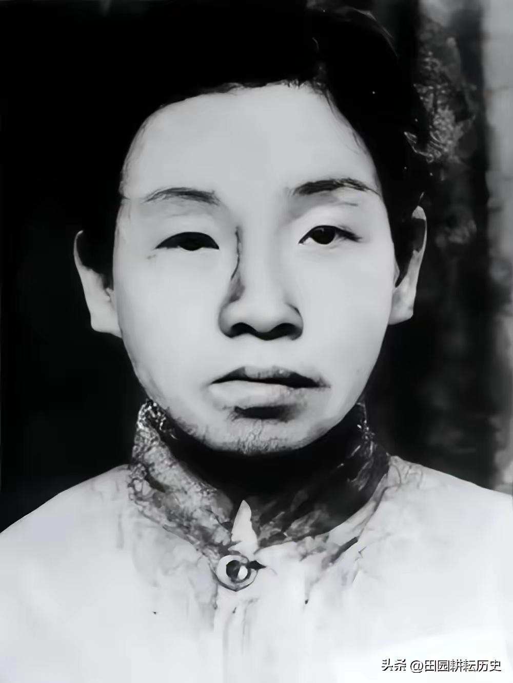 铁骨映丹心：邓惠中的刑场绝唱
 
渣滓洞监狱中，特务给女共产党员邓惠中上老虎凳时