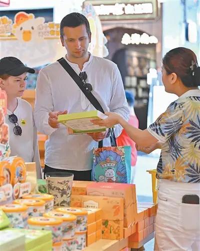 外国人正在一步步走进中国文化
现在通讯发达，很多外国佬从媒体上见到繁华的中国，以