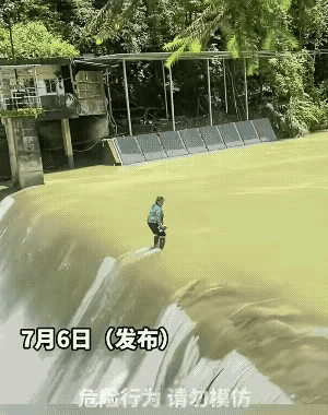 这是有什么重要的事情值得让婆婆冒险？穿越这么这么急流的河水，一歩步小心翼翼地移着