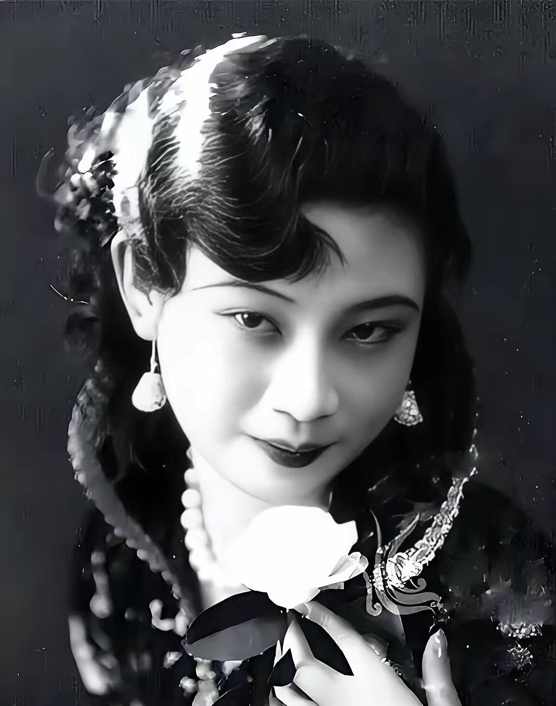 当年军统有个头号女特工，跟日本军官跳舞，对方竟伸手摸她旗袍开衩，她笑着就把沾了毒