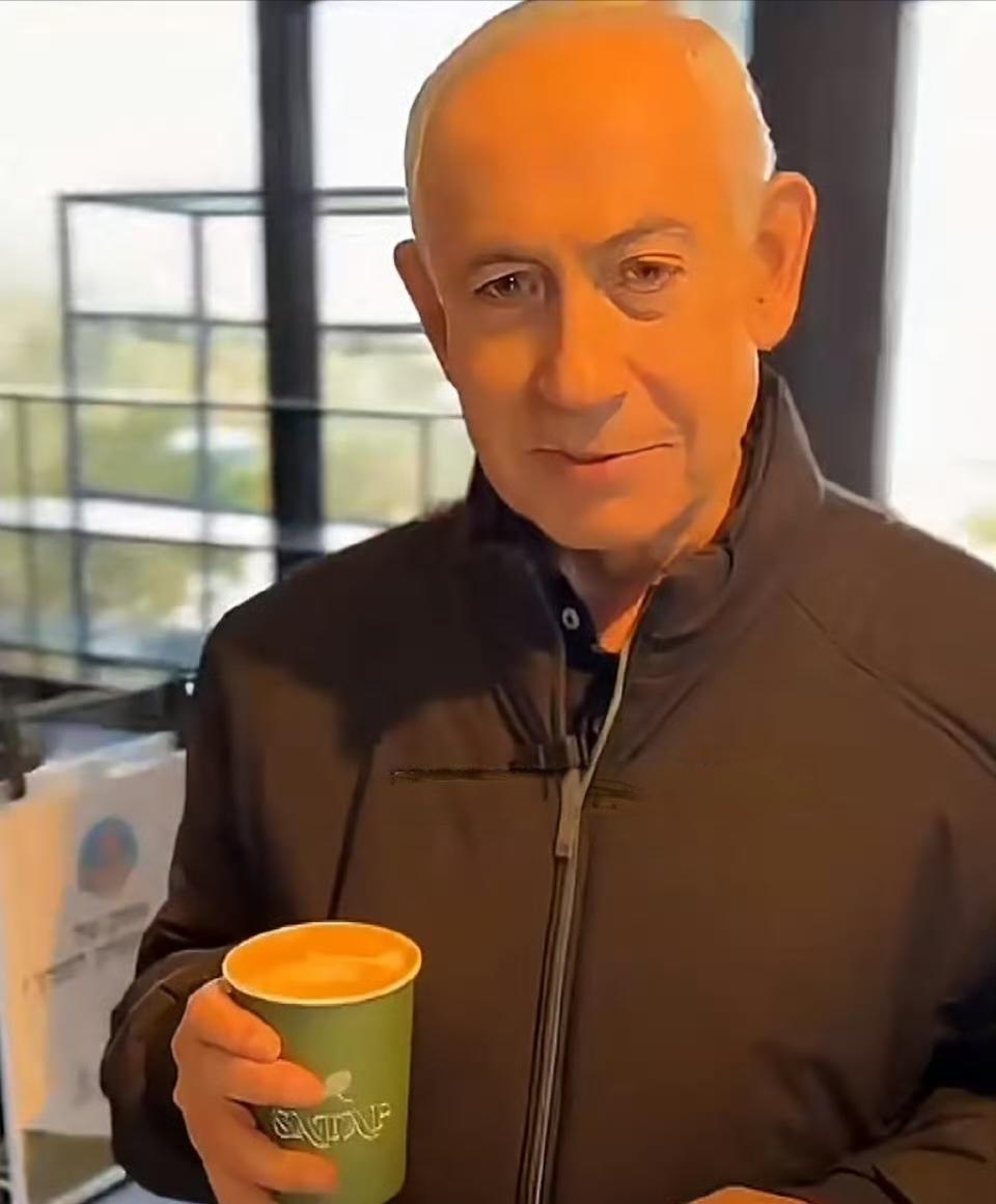 越辟越坐实！手里的咖啡不正常，拿着一点不晃荡，几十岁的人，手能这么稳？那么满喝了