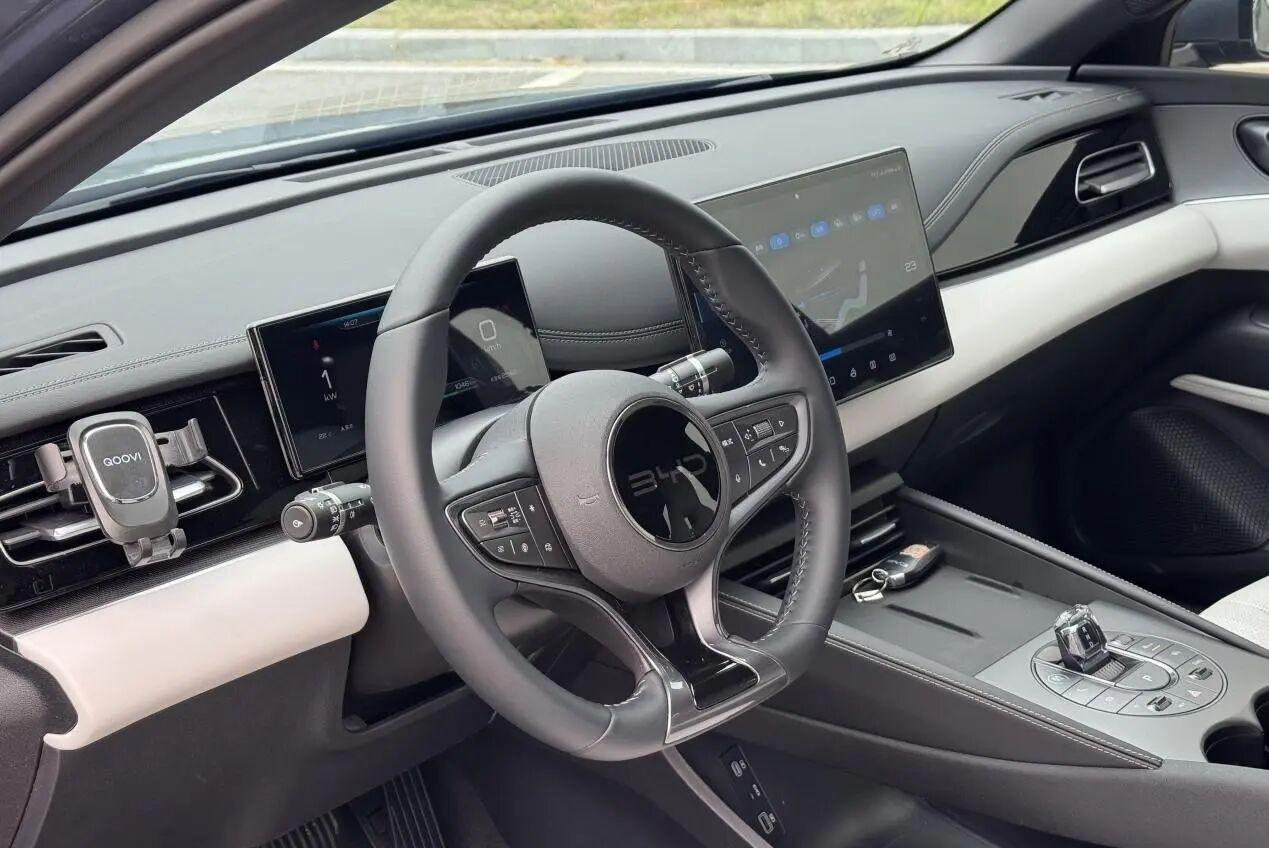 比亚迪海豹06

蓝色的保养的很好，外观简约时尚，线条流畅，前脸家族化设计，加上