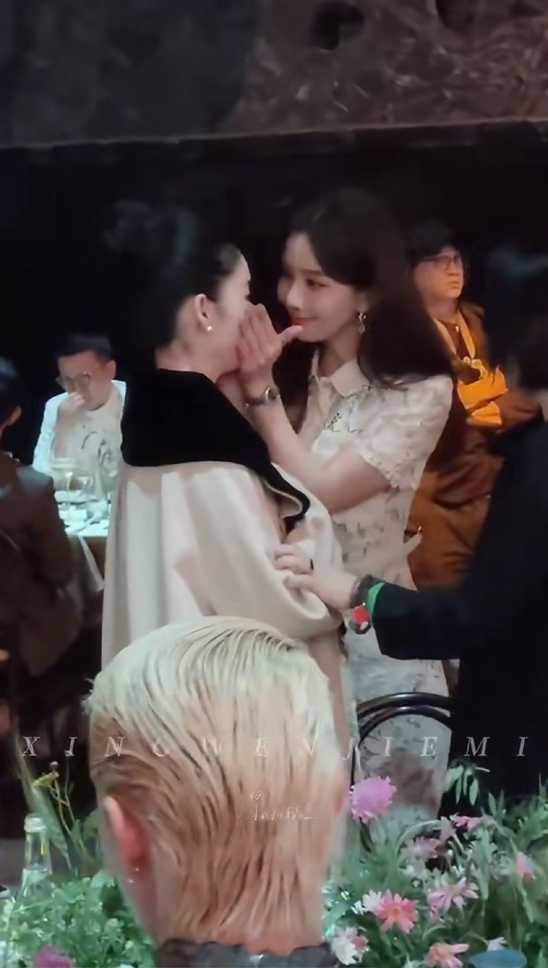 刘诗诗捧脸亲郭晓婷刘诗诗看郭晓婷的眼神 我用0秒嗑到这对 你也来试试吧 