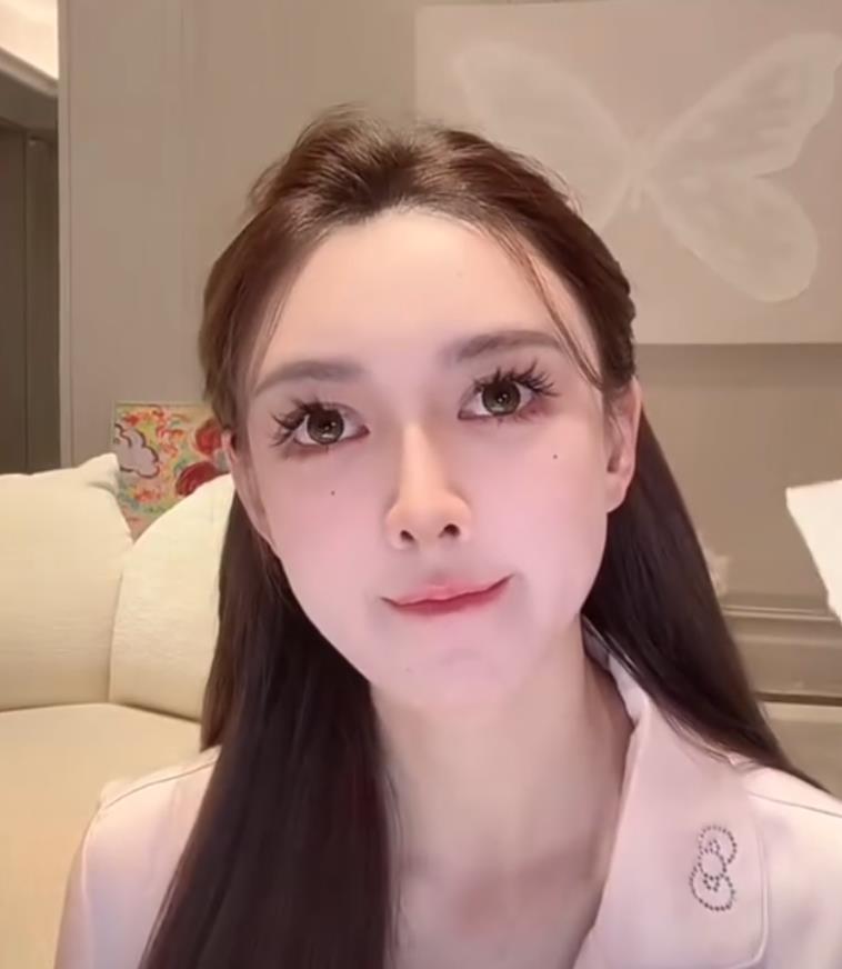 叶珂回应微do梗 “深大校花”叶珂解释“微do梗”言论纯属直播时的即兴回应，当时