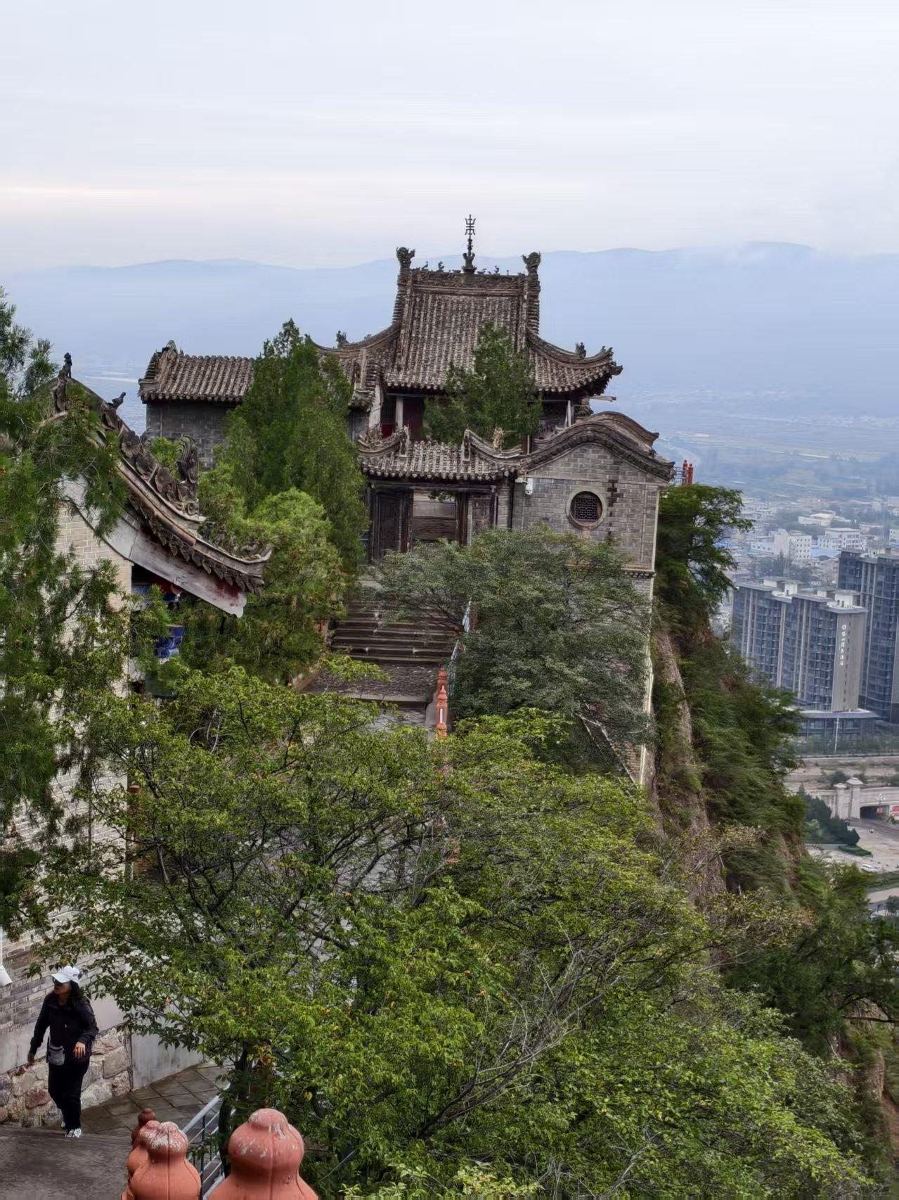 甘谷的大像山是儒释道合一的景区，山上那尊唐代的巨型大佛在山下就可以看到，大佛两边