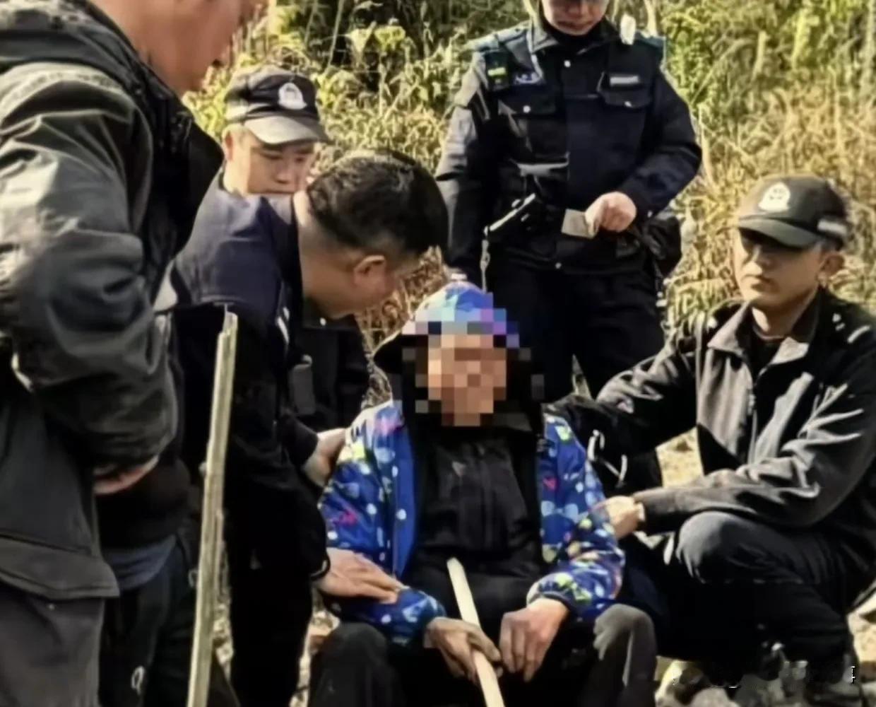 人老了就被嫌弃了，说好的养儿防老呢！
贵阳一位76岁的大爷，想要买个手机刷视频解