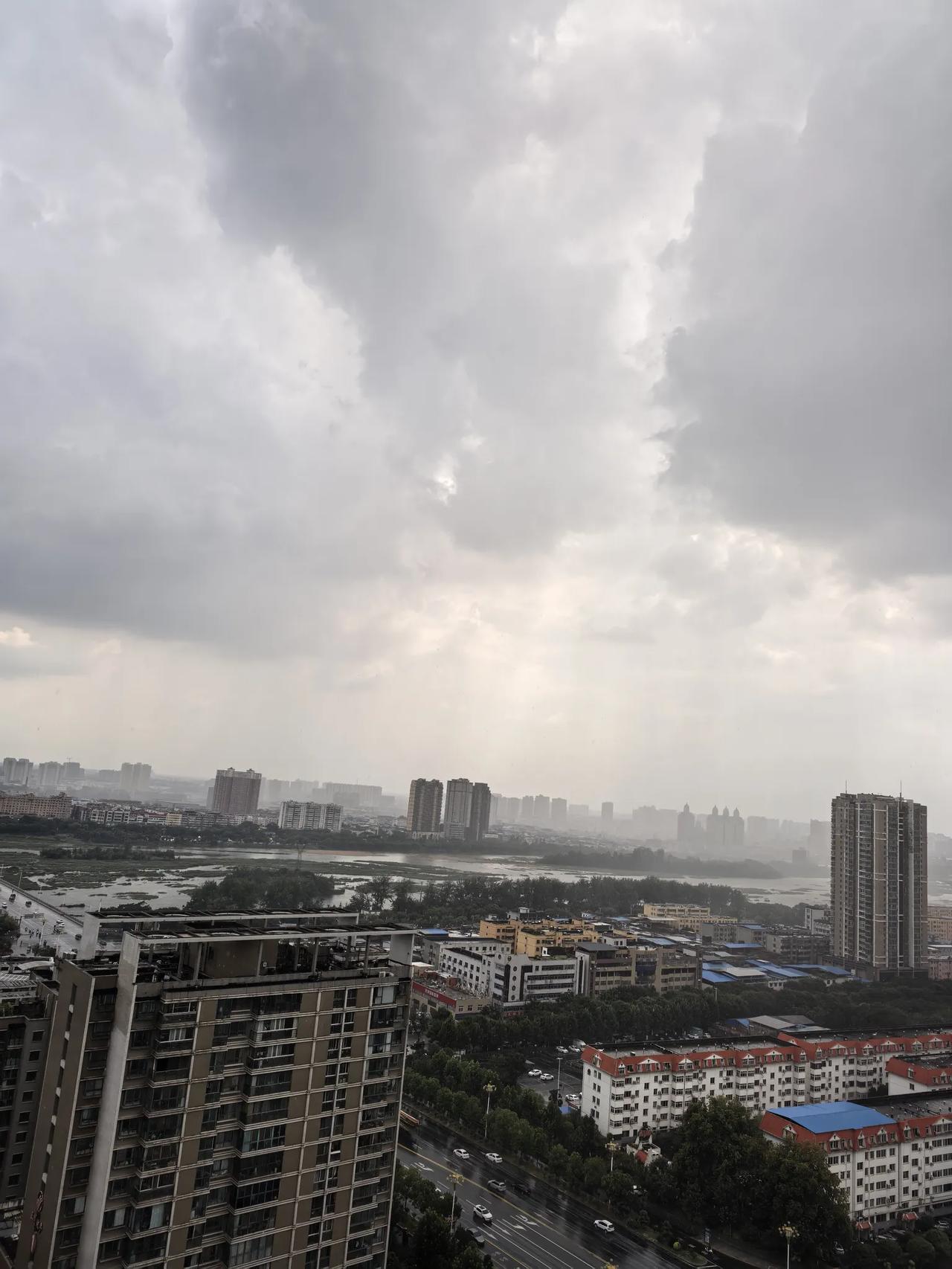 已经出伏了，可是天气还是特别热。
昨天下午下了一阵雨，但立马就晴了。
地上很快就