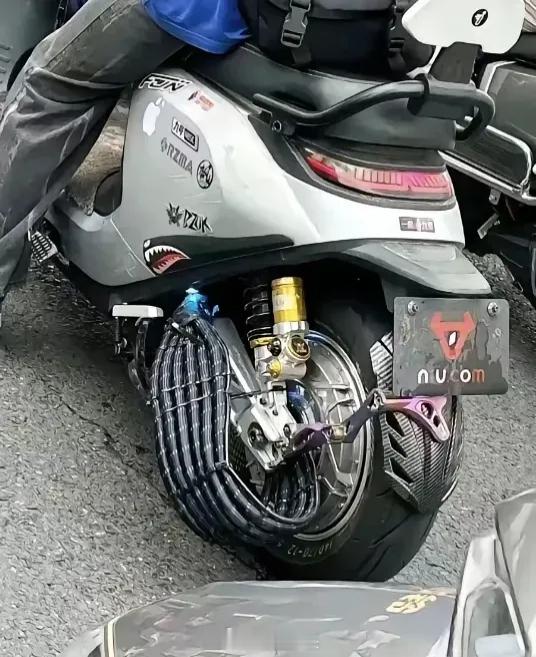 鬼火少年改装的电动车，这估计能跑到150吧 ​​​