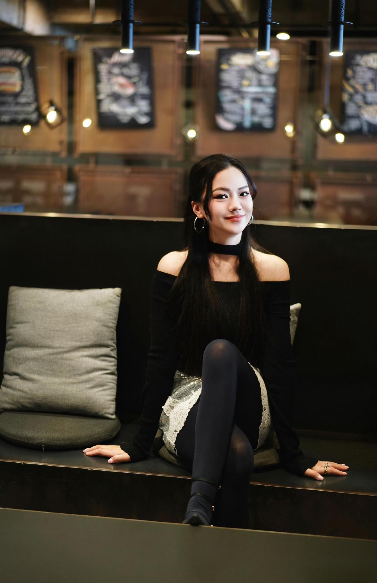 这套是酷飒甜闪辣妹风，核心是黑+银闪的撞色搭配：露肩挂脖上衣自带酷飒性感，亮片短