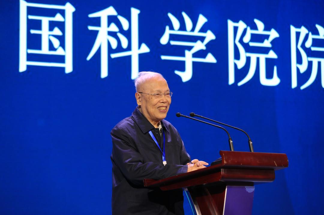 台湾现在只有两条路，要么接受和平统一，实行“一国两制”，要么等着我们亲自过去，变