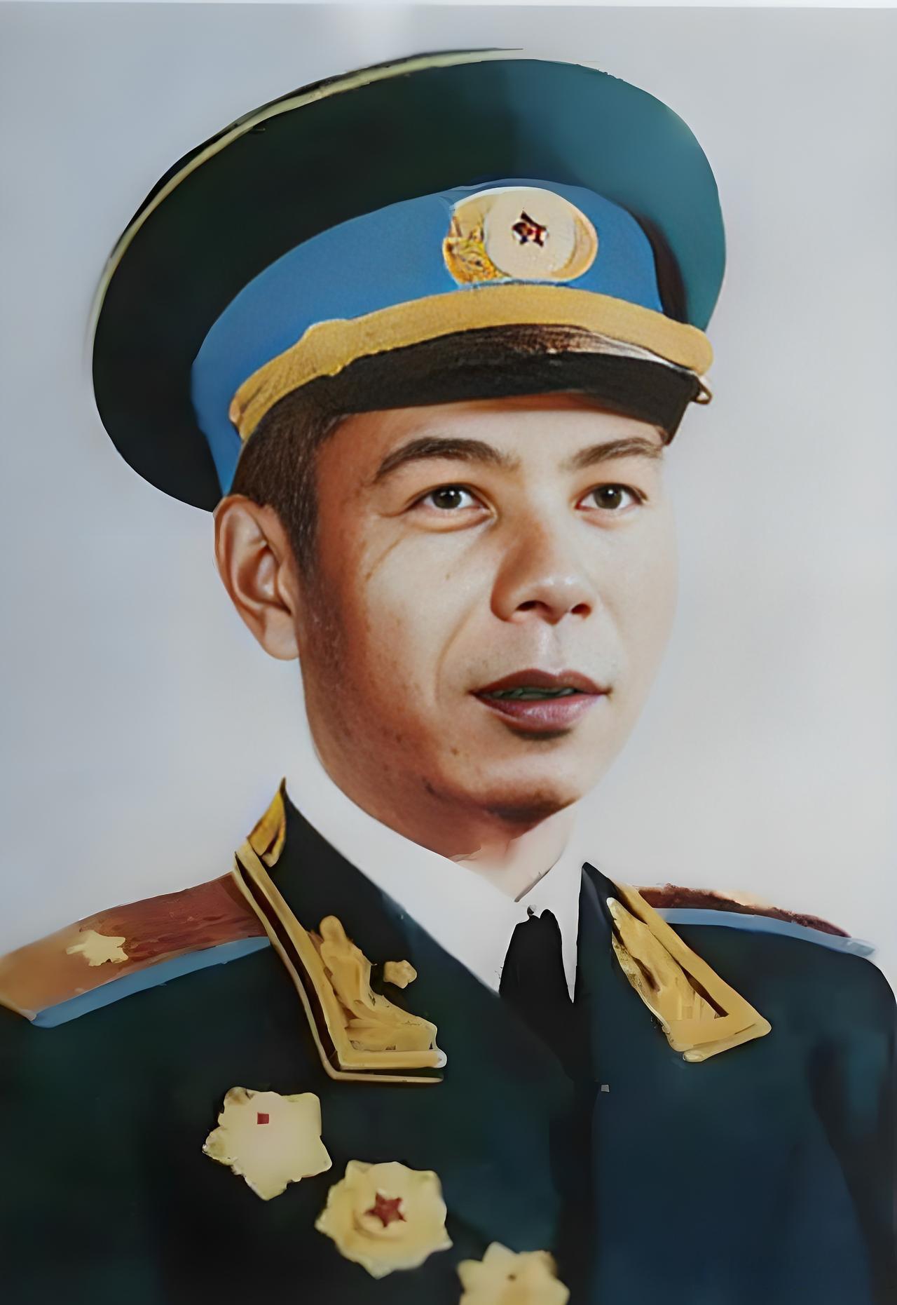 1955年，中南海怀仁堂，将星云集。毛主席的目光穿过人群，落在一位少将身上，笑着