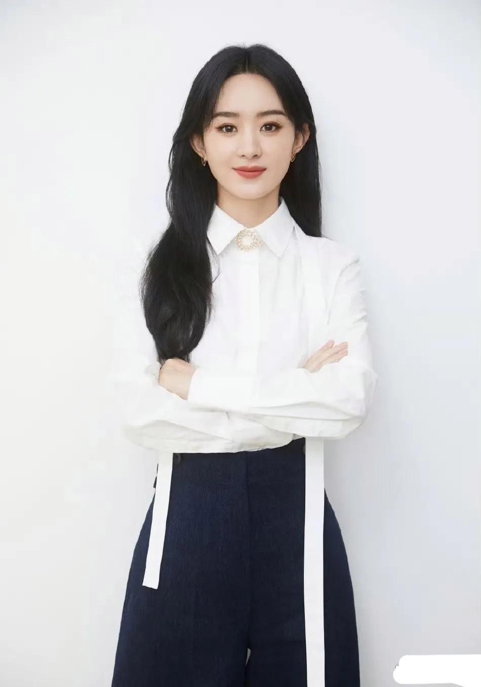 赵丽颖离婚后状态大回春！ 一身黑白穿搭亮相，清爽干练显气质！