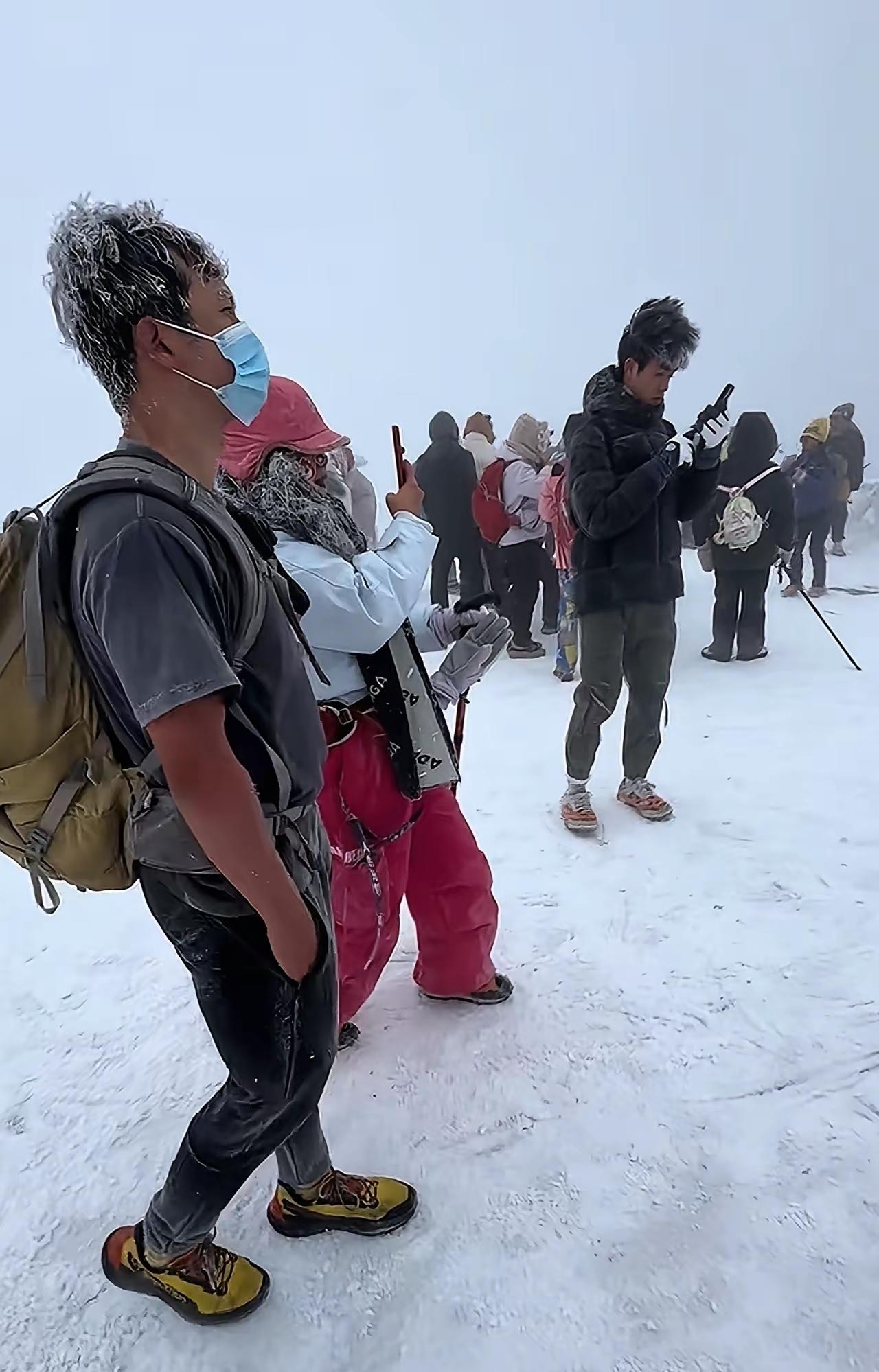 看看这位穿短袖的帅哥，他是真的不怕冷吗？还是在装X？别人都是羽绒服包裹着，他却双