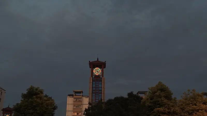 生活中，我们总想着对抗时间，留住那些美好瞬间，可往往事与愿违。其实，“成诗”并非