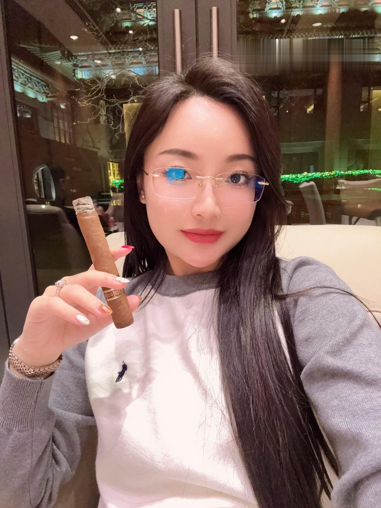 有的女孩娇生惯养，有的女孩驰骋沙场