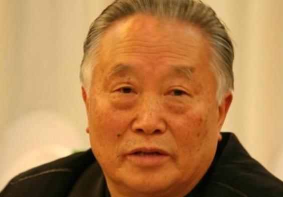1976年9月9日，毛主席去世了，一名男子手持剪刀，默走进屋内，静静跪在床前，全