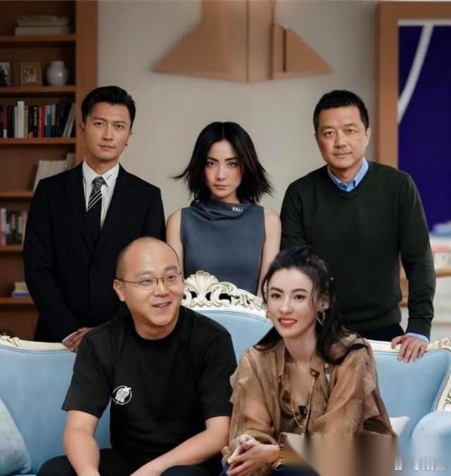 这关系有点乱 窦靖童、窦佳嫄、李嫣，两个姓窦，一个姓李。 娱乐圈很少见到这样的组
