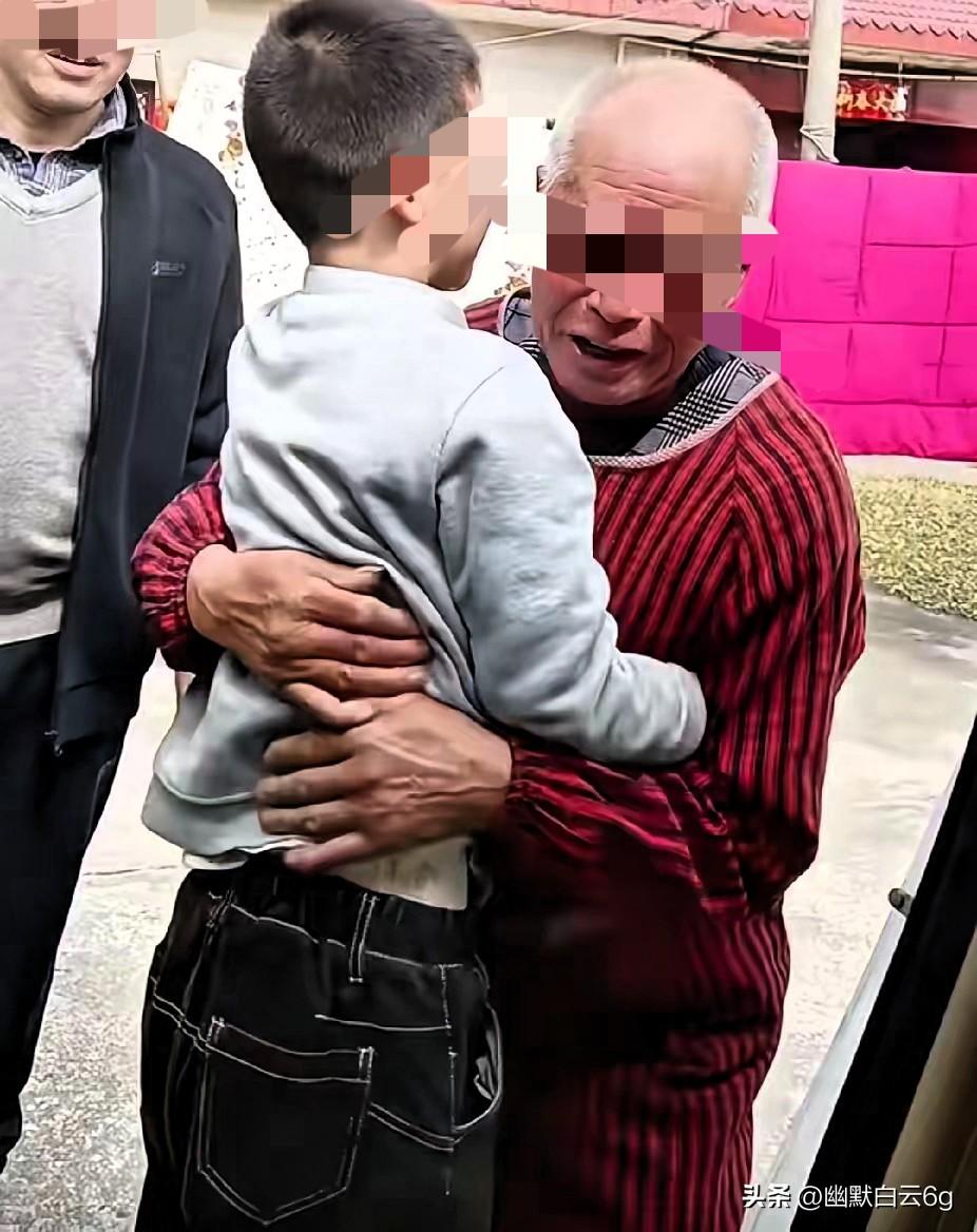 坐在车上的小男孩，突然拉开车门冲向路边白发老人，这一幕看哭无数人！

河南一位小