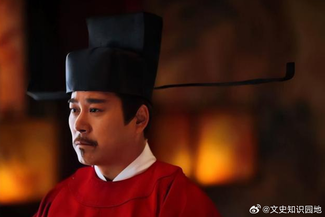1131 年，曲端遭人构陷谋逆罪名入狱。他被狱卒锁进烧红的铁笼，蜡封口鼻，烈火炙