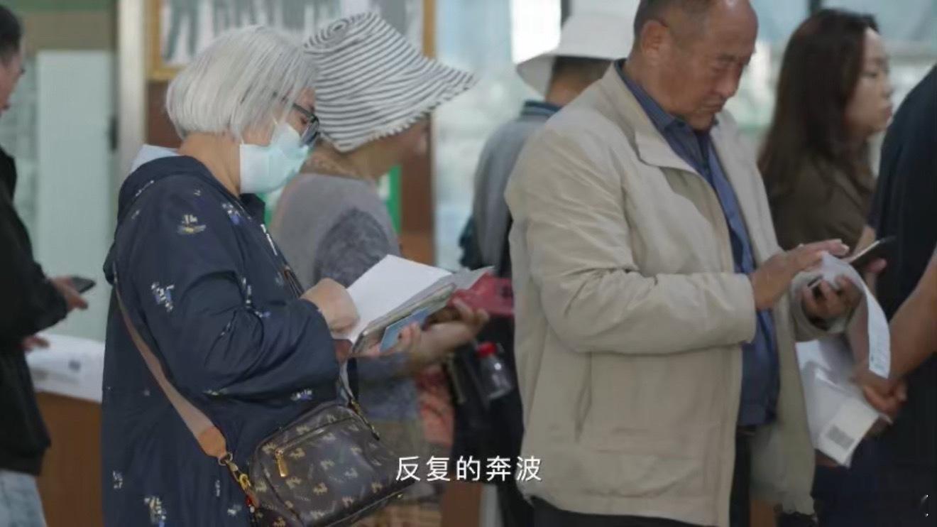 上海 80 后边上班边照护阿尔茨海默病人 在上海，60 岁以上老年群体基数庞大，