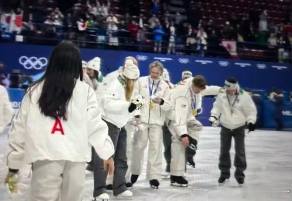 米兰-科尔蒂纳冬奥会花样滑冰团体赛中，冠军美国队、亚军日本队、季军意大利队的选手