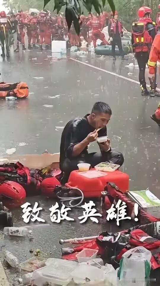 恕我直言！
这张照片最戳人的不是雨中吃饭。
而是不远处明明支着帐篷几步路就到，他
