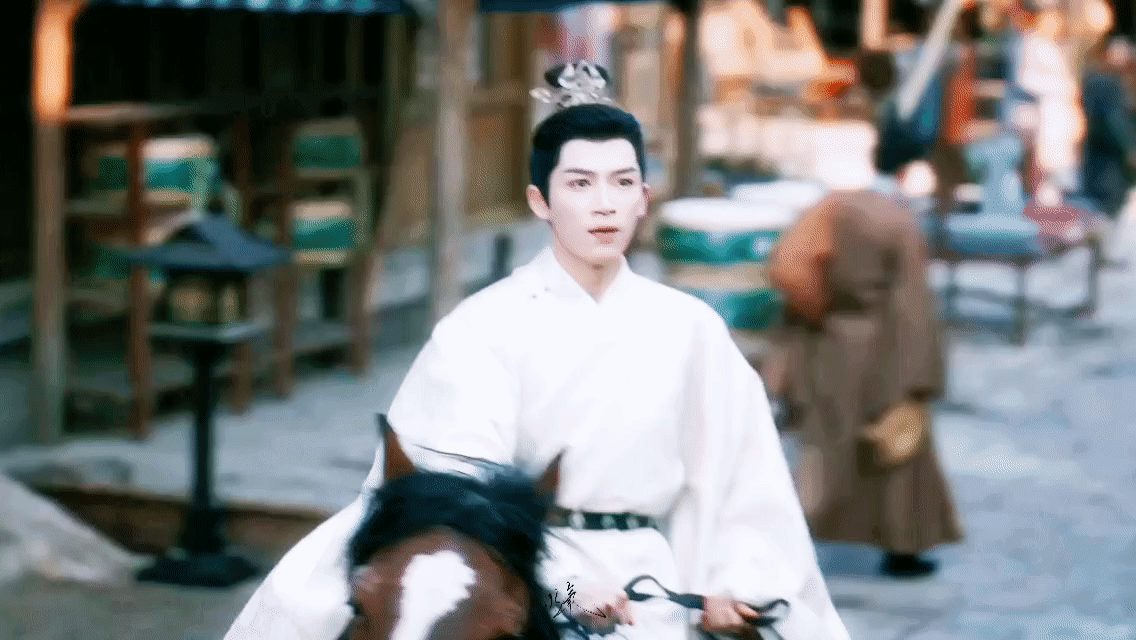 王星越新剧爱让不信卦的人甘问天 萧怀瑾从不信鬼神命理，却为了李佩仪低头求天意，这