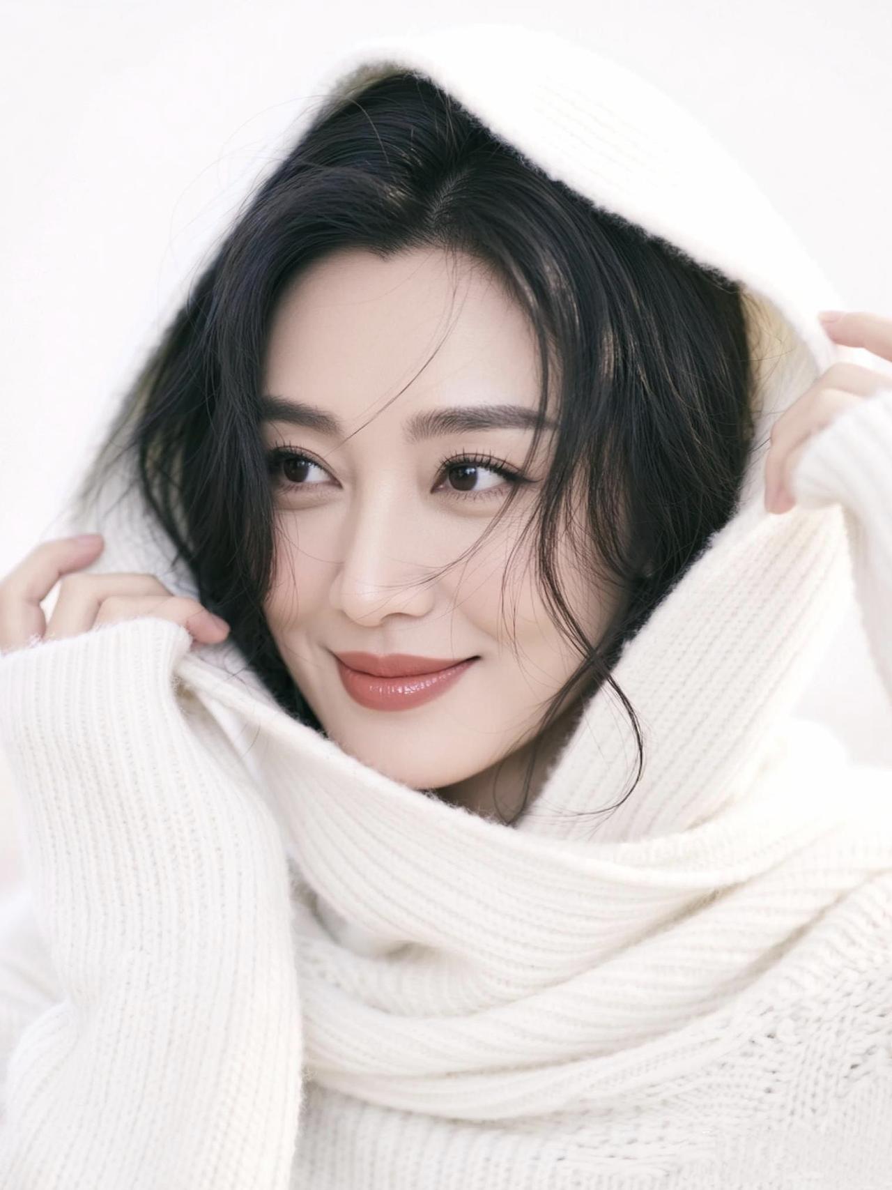 雪中红妆笑，风里玉人娇。