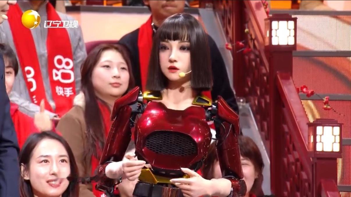 杨鸣被机器人整破防了篮球教练杨鸣和机器人小柒硬刚上了，本以为是教练，但在小柒这里