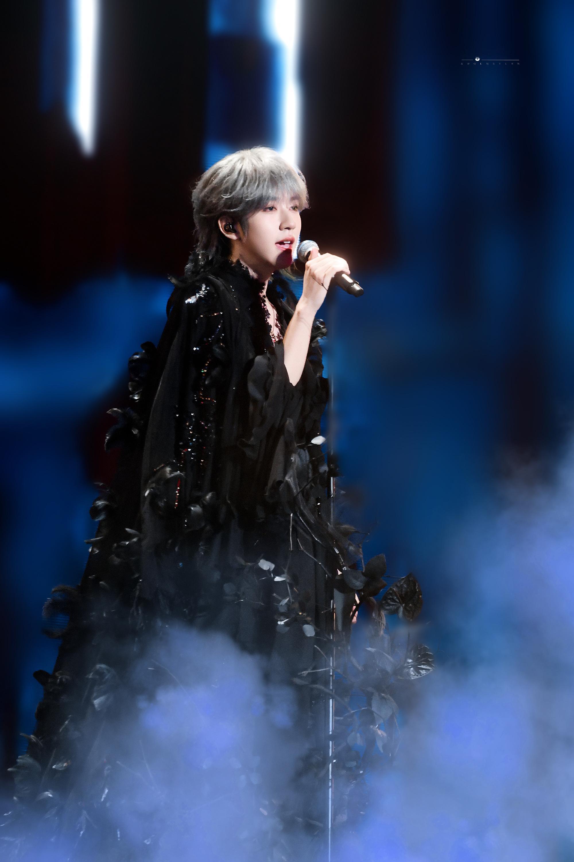 贺峻霖超话星愿池马年添个新装扮残影-时代少年团-贺峻霖[音乐]那是一个美好的夜晚