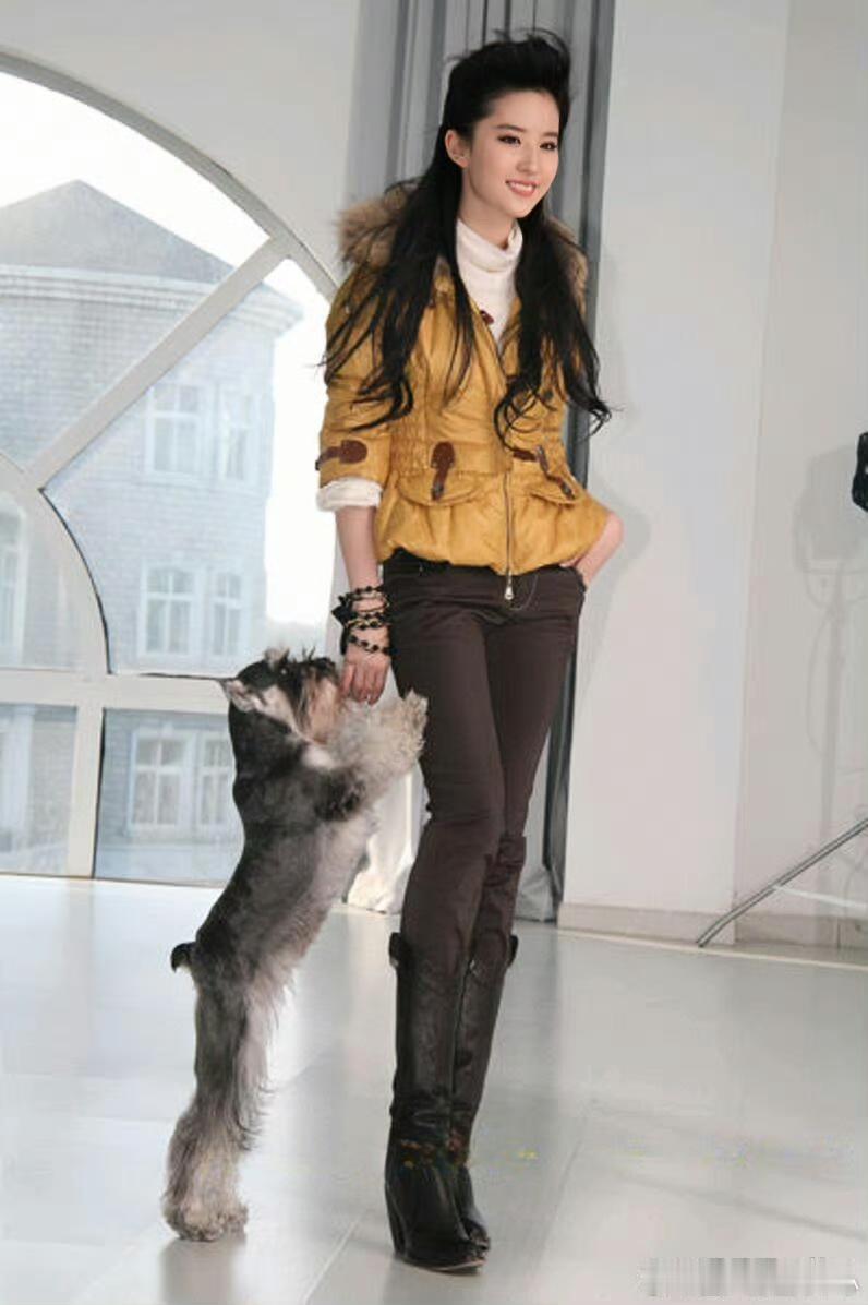 刘亦菲，这么难看的衣服也没有把她变土，可见美貌的程度 ​