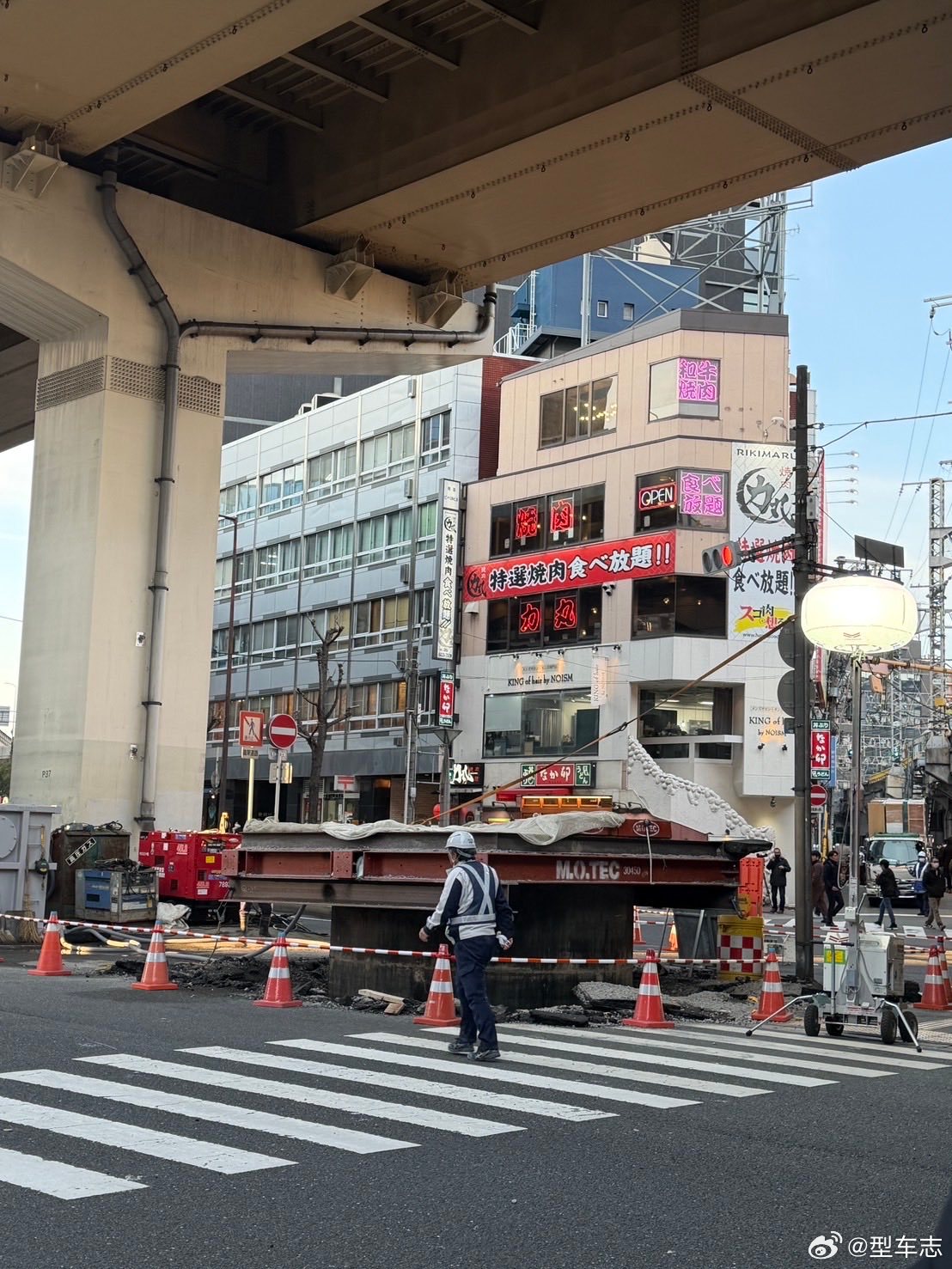 日本大阪一马路长出15米高巨型水管最新进展：梅田那根黑色巨型铁柱已经被清理掉了。