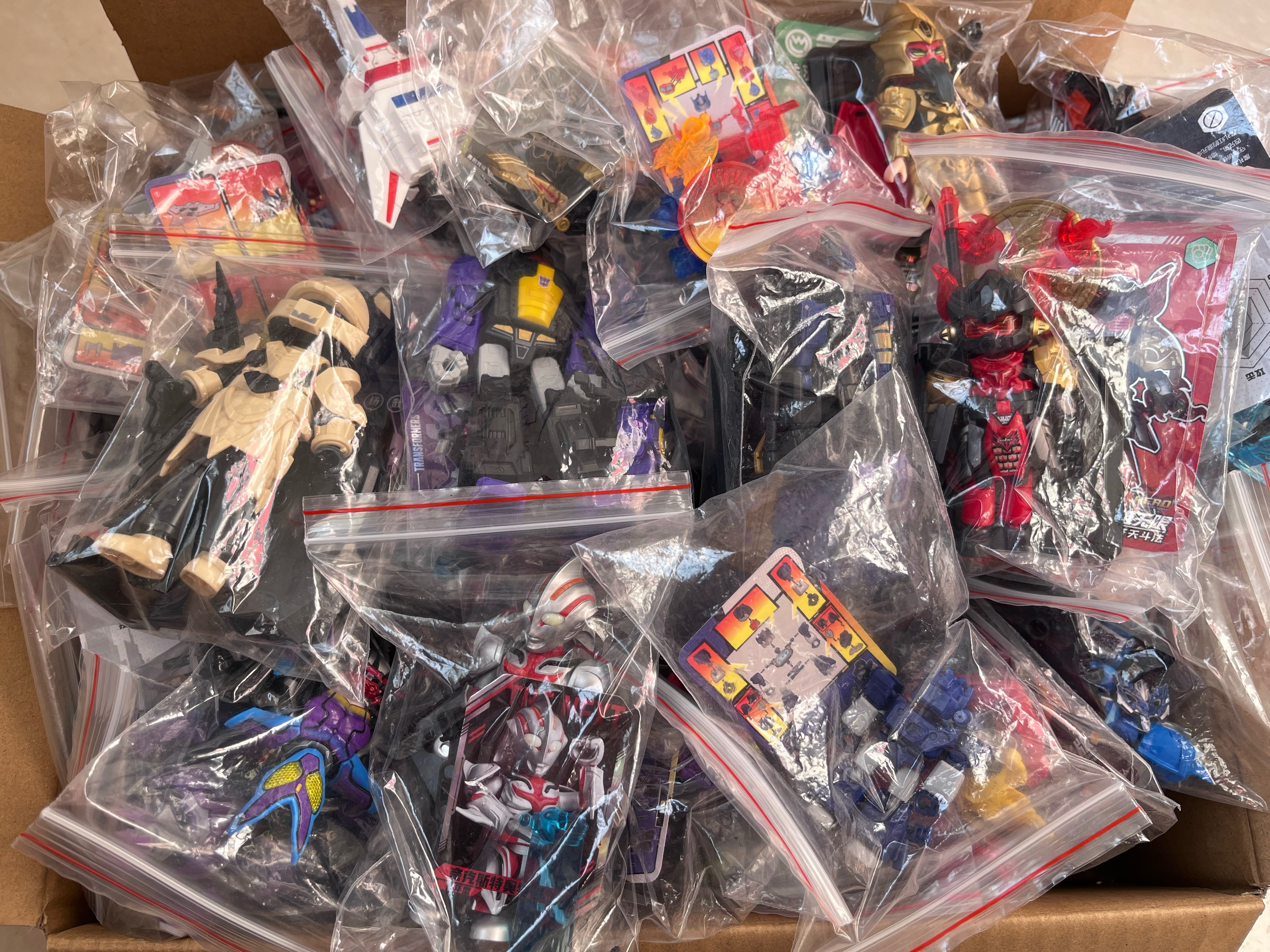 每次收拾屋子儿子的屋子就头大就这些咱也不懂，妥妥的一箱子了都塞不进去了，一个个自