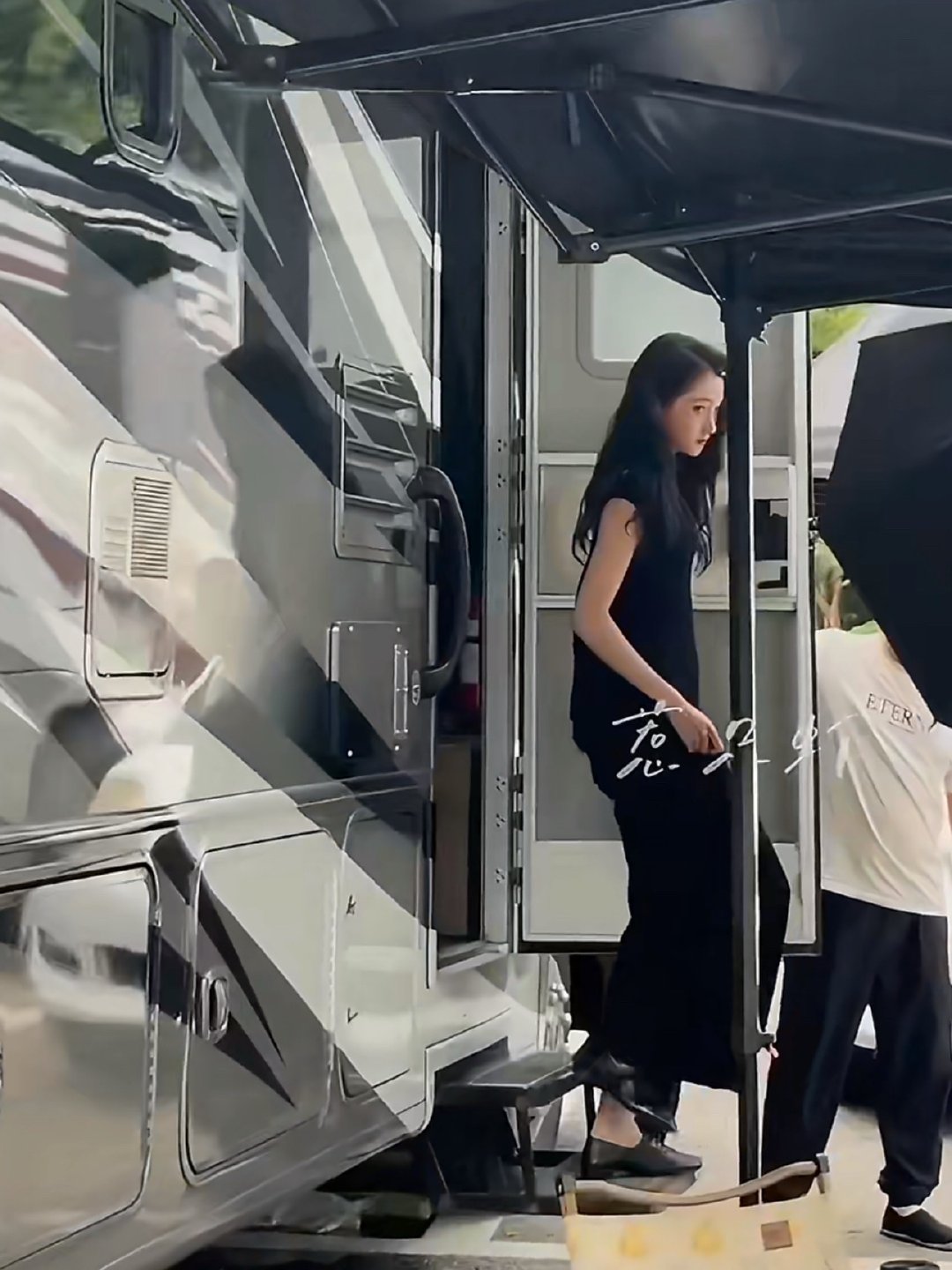 关晓彤孟露莎新造型关晓彤孟露莎黑裙造型 妈呀！美神路过！ 