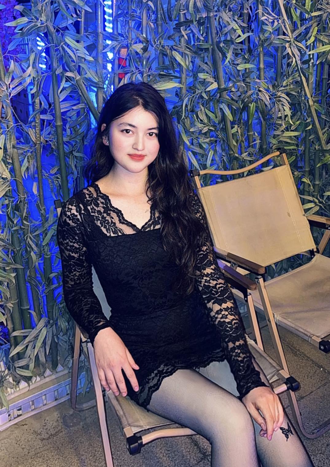 夜晚的竹林，静谧的氛围，优雅的黑色蕾丝裙，自然与时尚的完美结合。