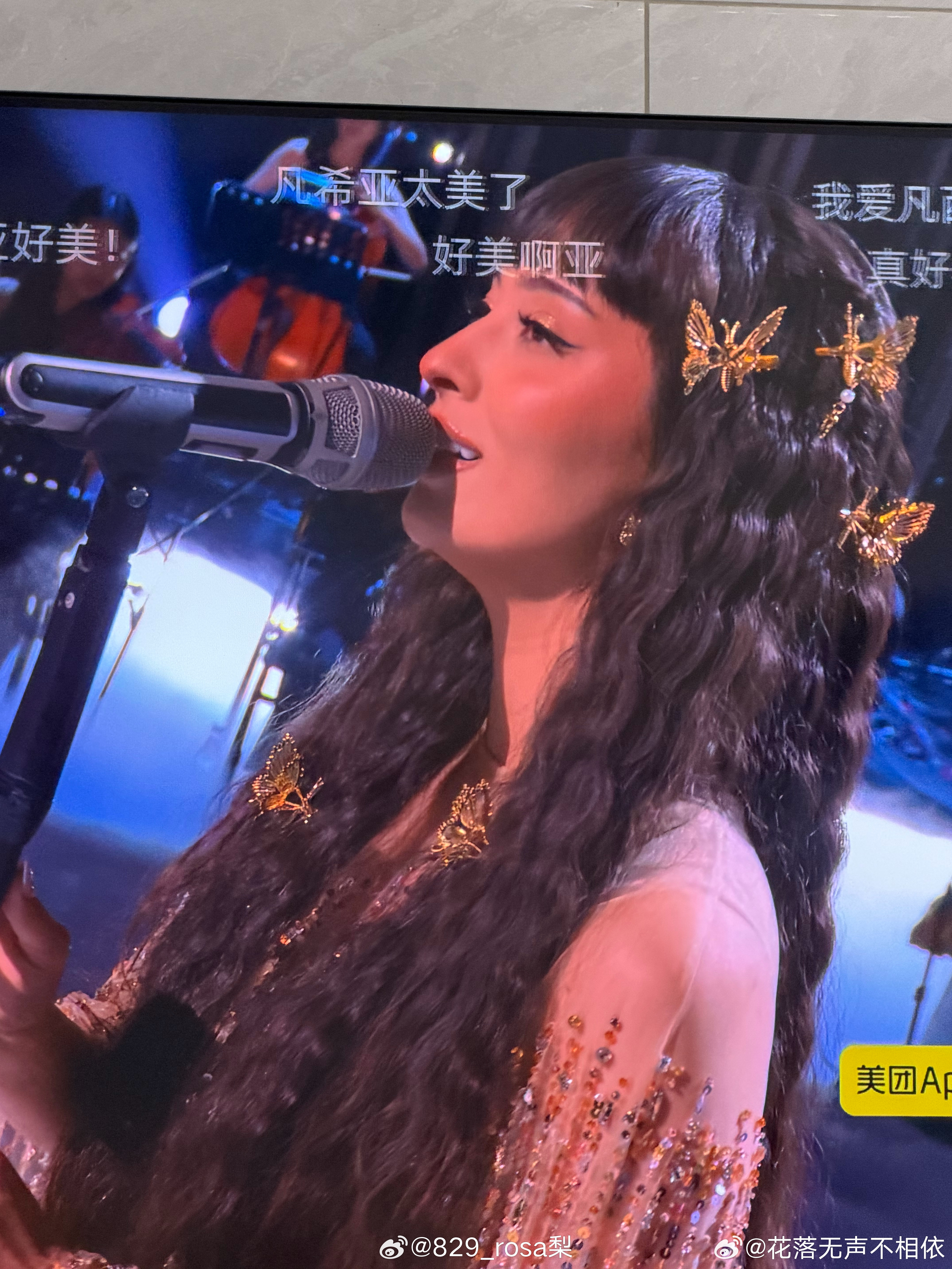 凡希亚的演唱真的充满了生命力，她用标准的中文咬字和极具感染力的声线，把这首经典曲