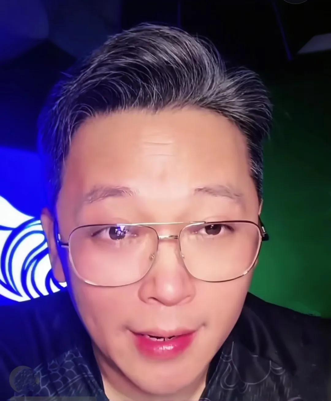 解说员周亮认为上海申花管理层还不如以前的老板朱骏。
目前，上海申花在联赛积分榜上