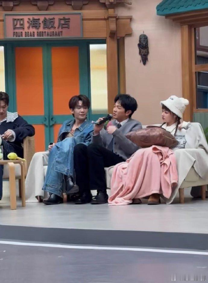 这场舞台的情绪过渡太自然了！颜人中铺垫的温柔情绪很动人，林宥嘉接场后瞬间提升张力