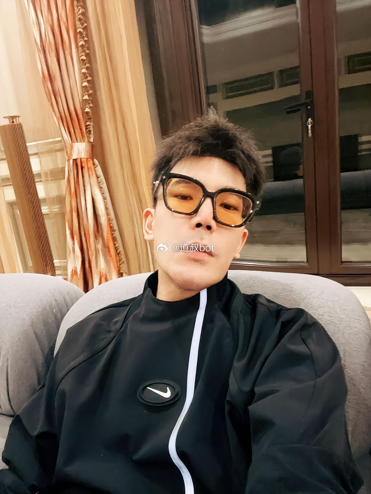 王政源打造富二代人设，搞收费荐股群敛财千万。王政源依靠和网红甜甜小阿姨打造情侣人