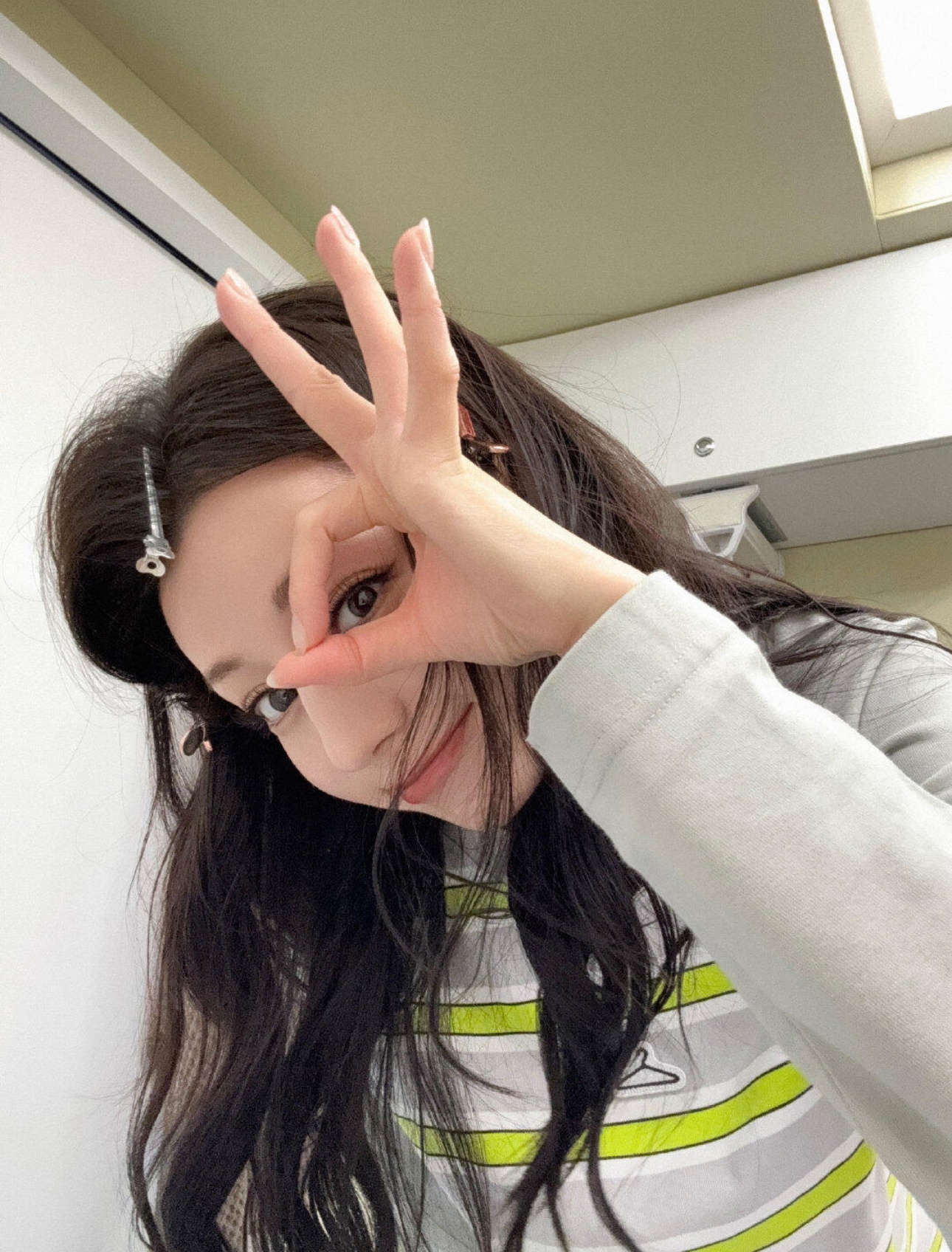 好久没自拍了，出来发两张自拍 