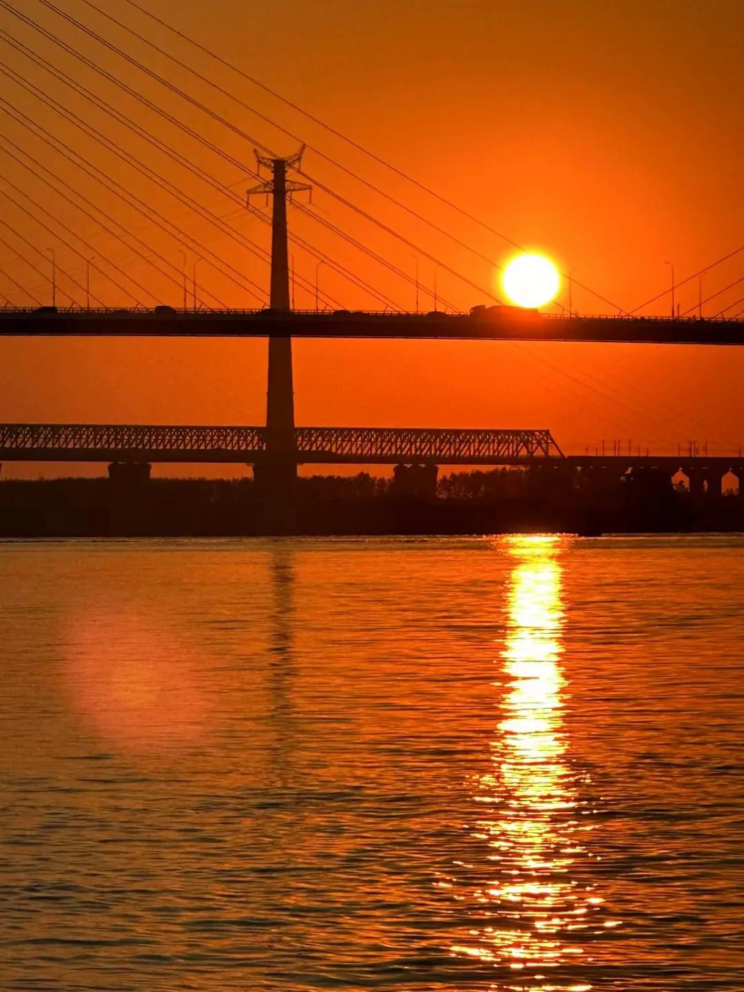 夕阳映衬着大自然的美和宁静、温馨、温暖、和谐的氛围。

花前洒泪临寒食，醉里回头