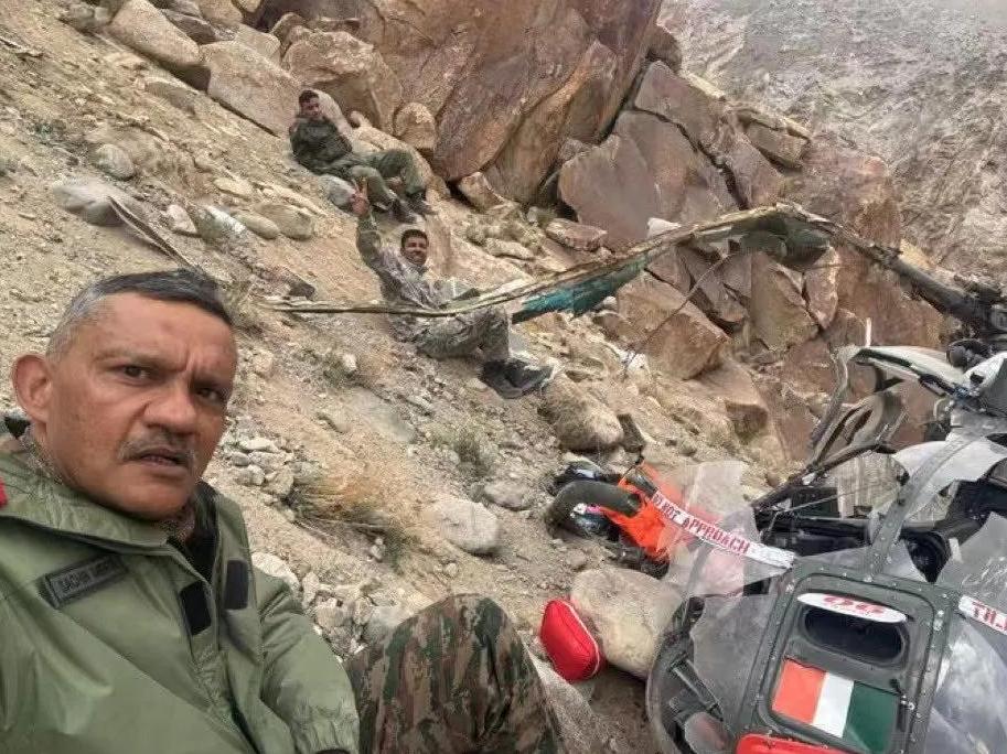 这事儿太邪门了！拉达克山区，印度第3步兵师师长坠机，直升机摔得稀碎，但是印度少将
