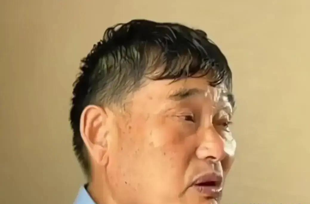 山东一个办寿宴的老板，财大气粗地甩出8万块钱，指名道姓要请大衣哥朱之文去唱几首歌