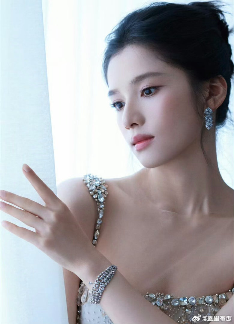 来看美女！关晓彤、张婧仪今晚出席白玉兰造型