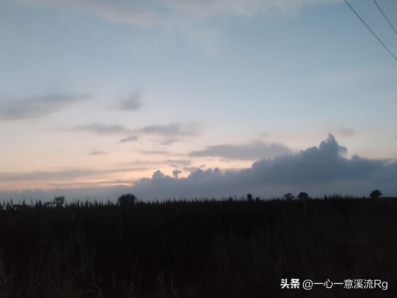 众友友晚上好！
今天吃完晚饭7点多，因头十多天的高温桑拿天，吃完晚饭后都是躲在空