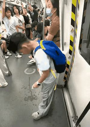 “小小年纪，火上人民日报！”广东广州，小男孩坐地铁喝饮料时，不小心洒在了地上。但