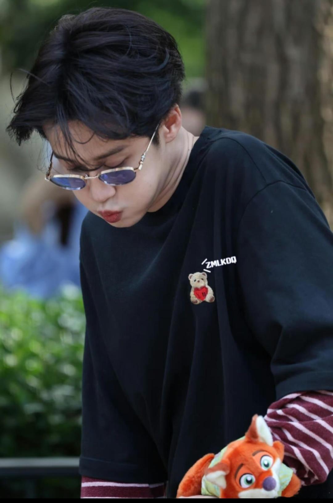 OMG！我们的大明星影帝檀健次檀健次去上海迪士尼了 开心玩耍，又被网友偶遇到了~