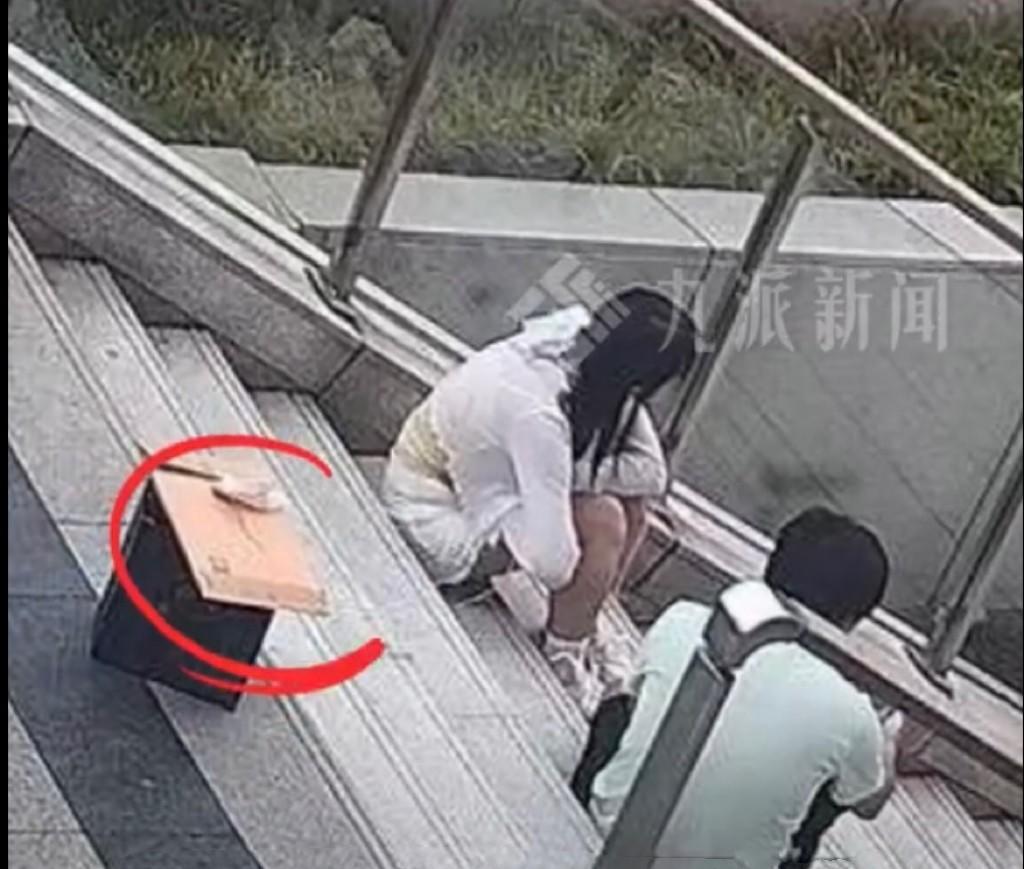 “有钱任性啊！”9月1日报道，湖北武汉，一男子与女友在商场吵架，为了安抚闹别扭的